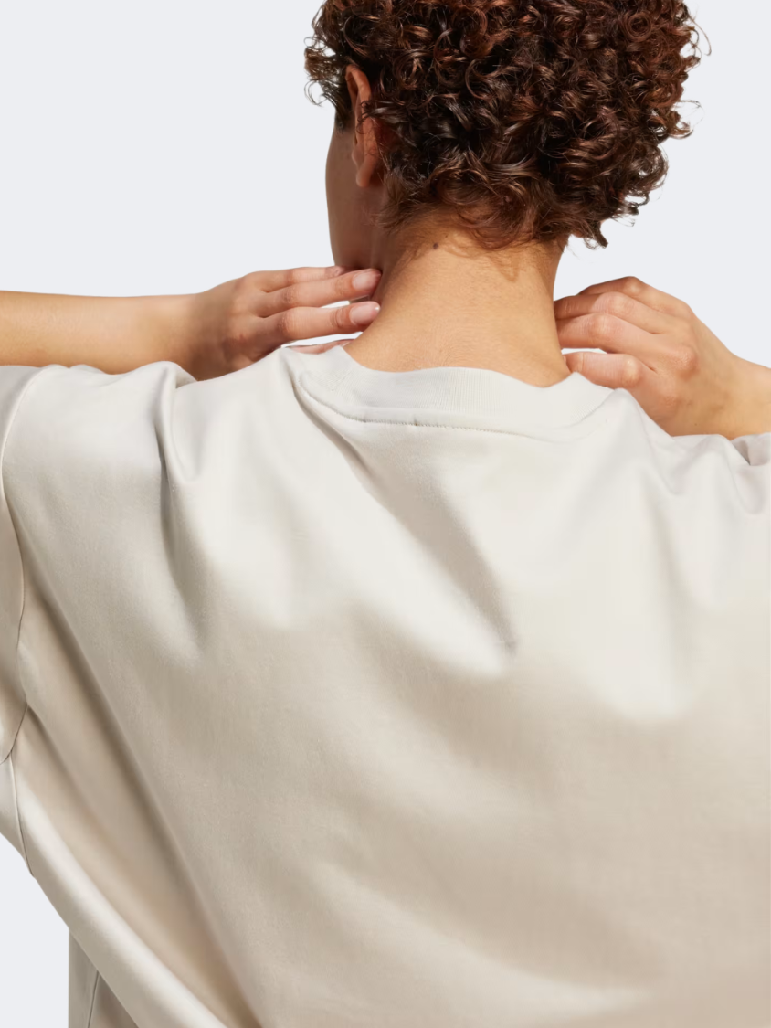 أديداس قميص رياضي فضفاض ناعم للنساء بيج