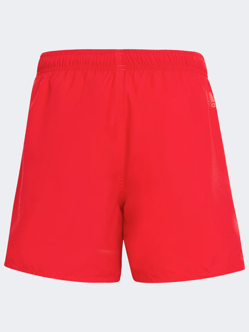 شورت سباحة كلاسيكي للأولاد الصغار بشعار Adidas Essentials باللون الأحمر