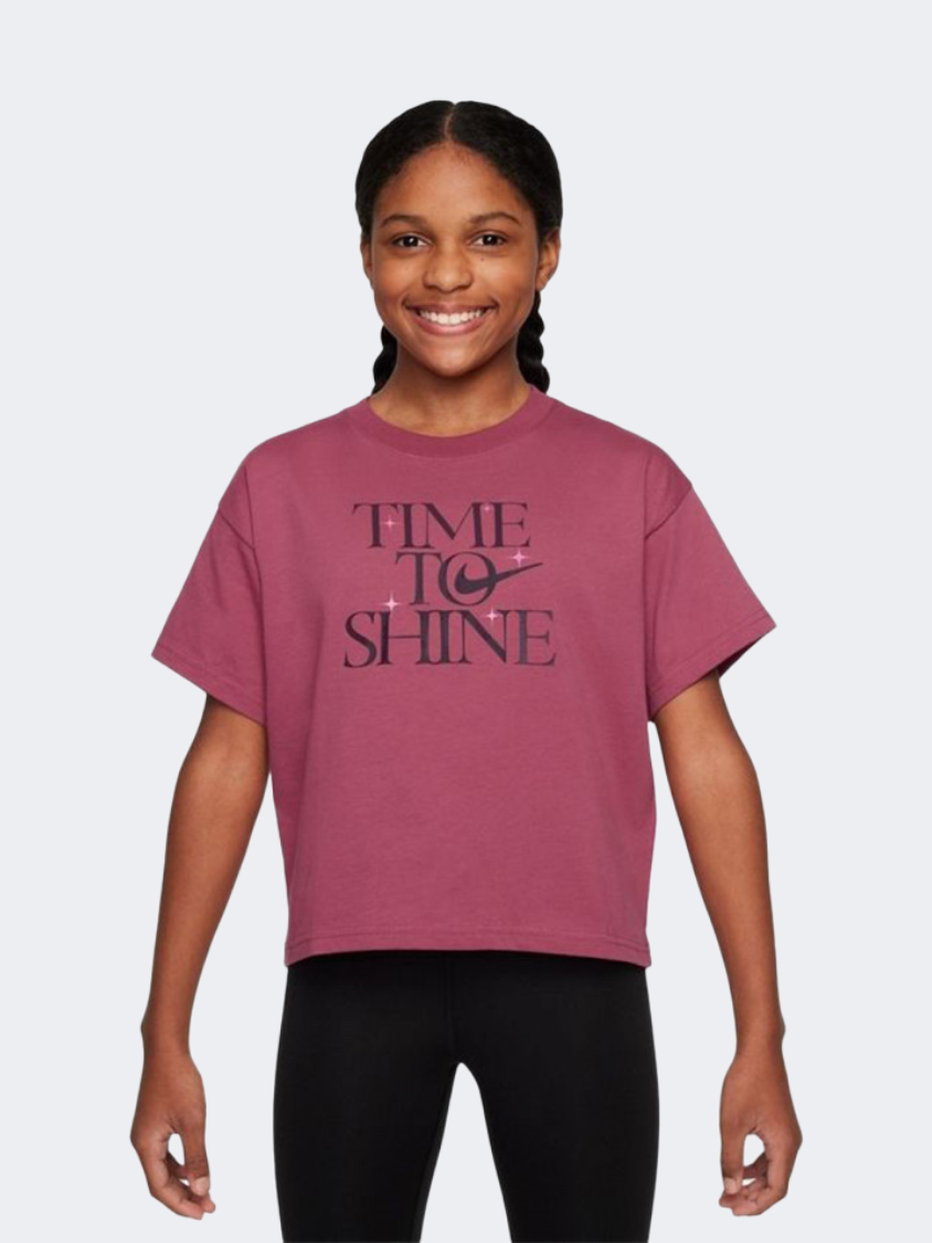 تي شيرت نمط حياة نسائي Nike Sportswear Empower Shine بلون الشمندر الحلو