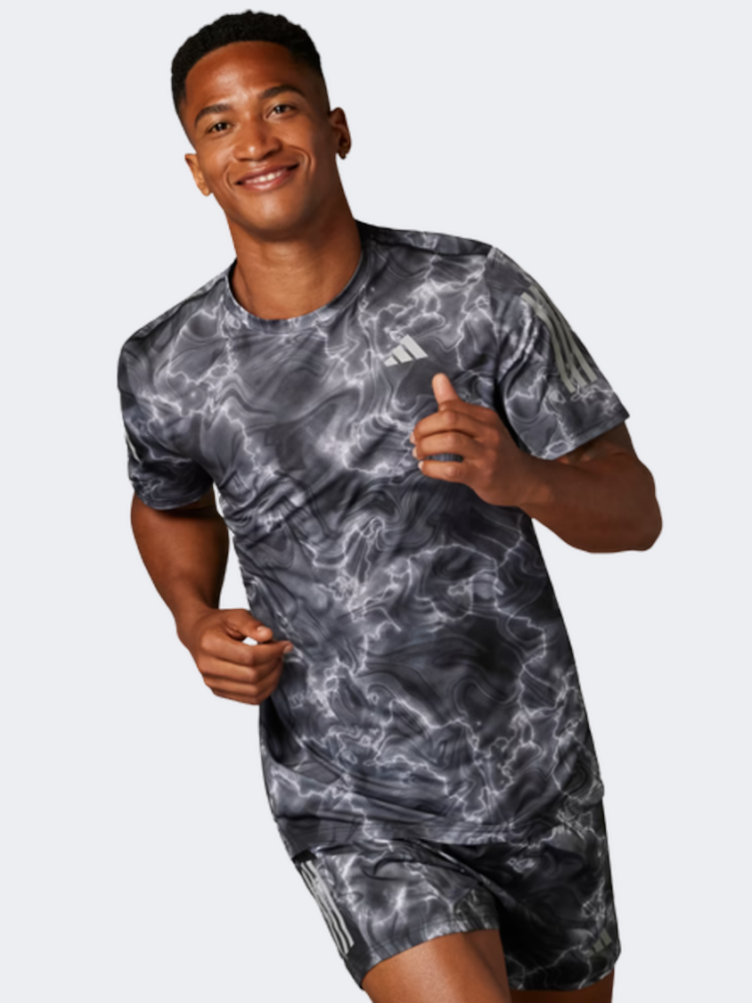 تي شيرت جري للرجال بطبعة كاملة Adidas Own The Run أبيض/أسود/رمادي