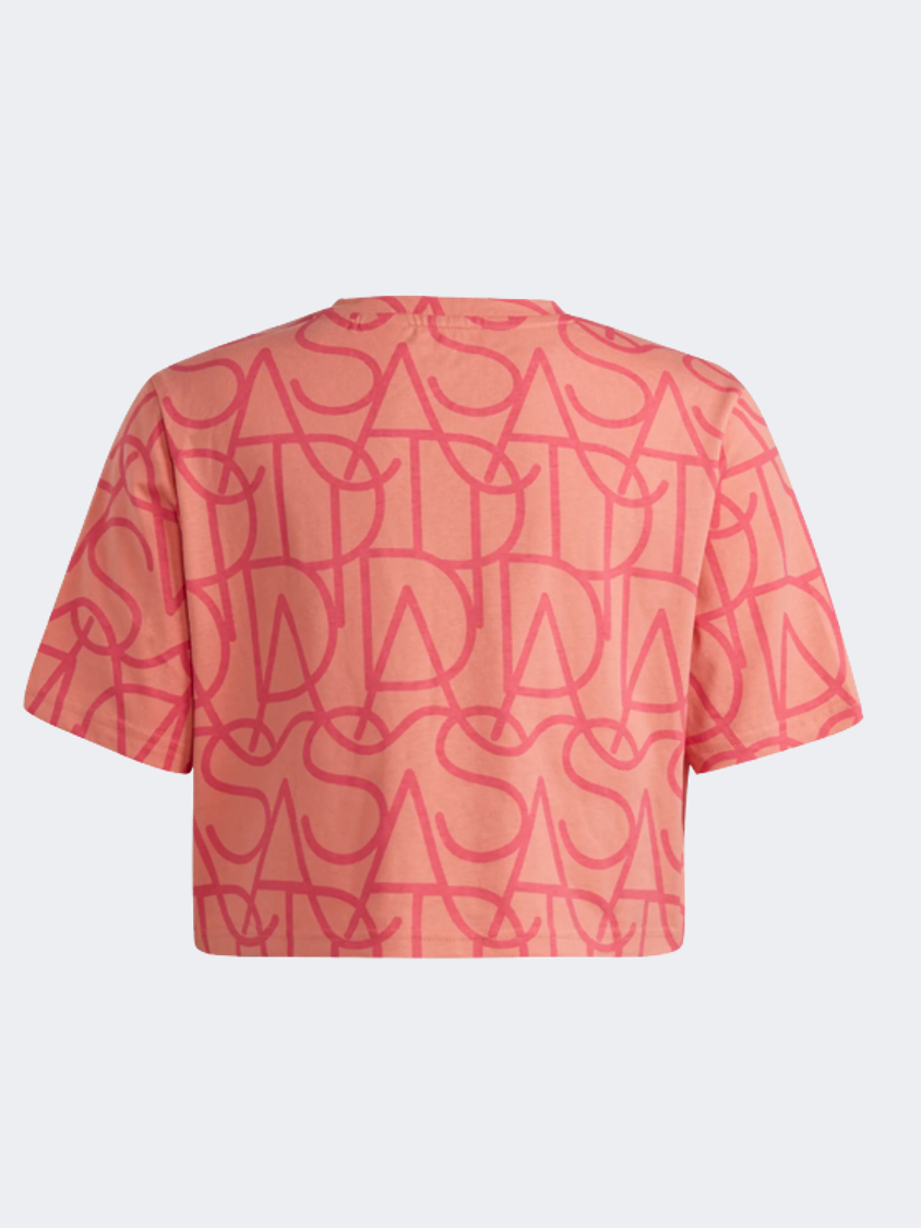 تي شيرت رياضي للبنات من القطن بطبعة حب ماركة Adidas لون المرجان