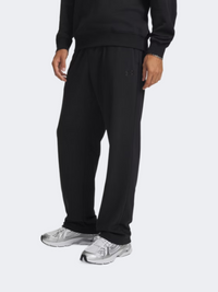 بنطال رياضي رجالي خفيف الوزن من Under Armour باللون الأسود