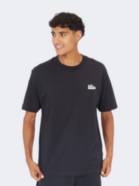 حزمة ملصقات New Balance للرجال قميص لايف ستايل أسود
