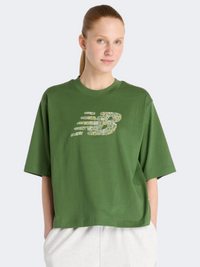 New Balance Flower Logo Crew تيشيرت لايف ستايل نسائي أخضر جبلي داكن