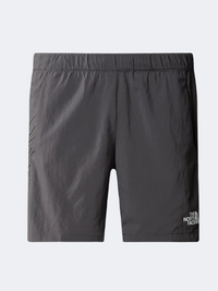 The North Face شورت رجالي للمشي الجبلي من مجموعة ماونتن أثليتيكس ووفن رمادي أنثراسيت/أسود