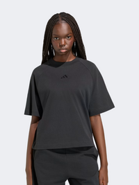 تيشيرت رياضي نسائي من Adidas بقصة واسعة وشعار صغير، أسود سادة