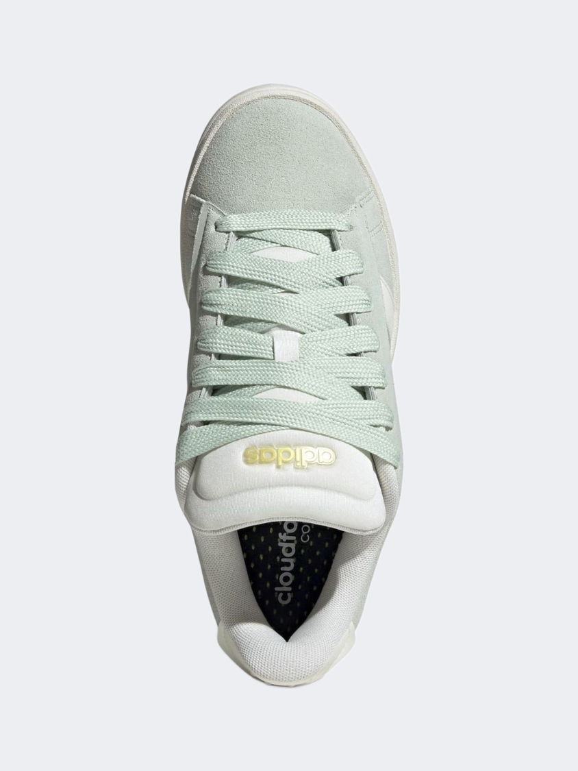 أحذية أديداس جراند كورت ألفا الرياضية للنساء باللون الأخضر/الأبيض المائل للصفرة