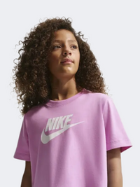 تيشيرت نمط حياة بنات Nike Sportswear Futura Hbr لون وردي فاتح