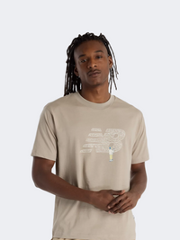 تي شيرت نمط حياة رجالي بشعار سبورة الطباشير من New Balance بلون حجر جاف