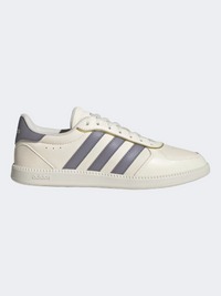 أحذية رياضية نسائية من Adidas باللون الأبيض العاجي/الرمادي الداكن