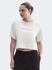 قميص نسائي قصير من نايك للملابس الرياضية بأسلوب الحياة بلون العاج الفاتح