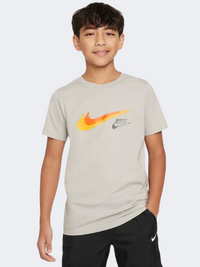 Nike سبورتسوير تيشيرت أولاد أسلوب حياة حديد خام