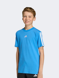 تيشيرت رياضي للأولاد من Adidas Essentials 3 Stripes بلون أزرق راي/أبيض