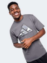 تي شيرت رياضي رجالي بشعار حديث مموه من أديداس باللون الرمادي فيف