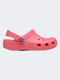 صندل Crocs كلاسيك للأطفال بنمط الحياة - غوافا