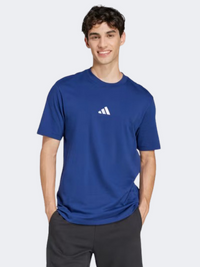 تيشيرت رياضي رجالي بشعار صغير من Adidas Essential، أزرق داكن/أبيض