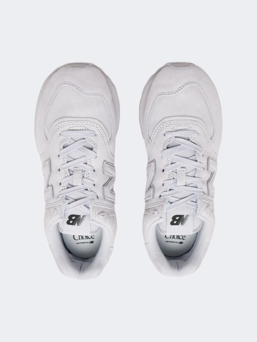 New Balance 574 حذاء نسائي للحياة اليومية باللون الرمادي اللؤلؤي