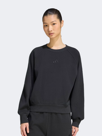 سويت شيرت رياضي نسائي من Adidas بقَصّة واسعة وشعار صغير، أسود سادة