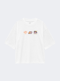 تي شيرت لايف ستايل نسائي New Balance Sticker Pack Relaxed باللون الأبيض