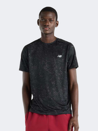 تيشيرت أداء رجالي من New Balance Sport Essential Printed Performanc بلون كافيار/أسود