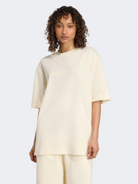 تي شيرت نسائي أديداس إيسينشالز لاينير أوفراسايزد أصلي كريمي أبيض