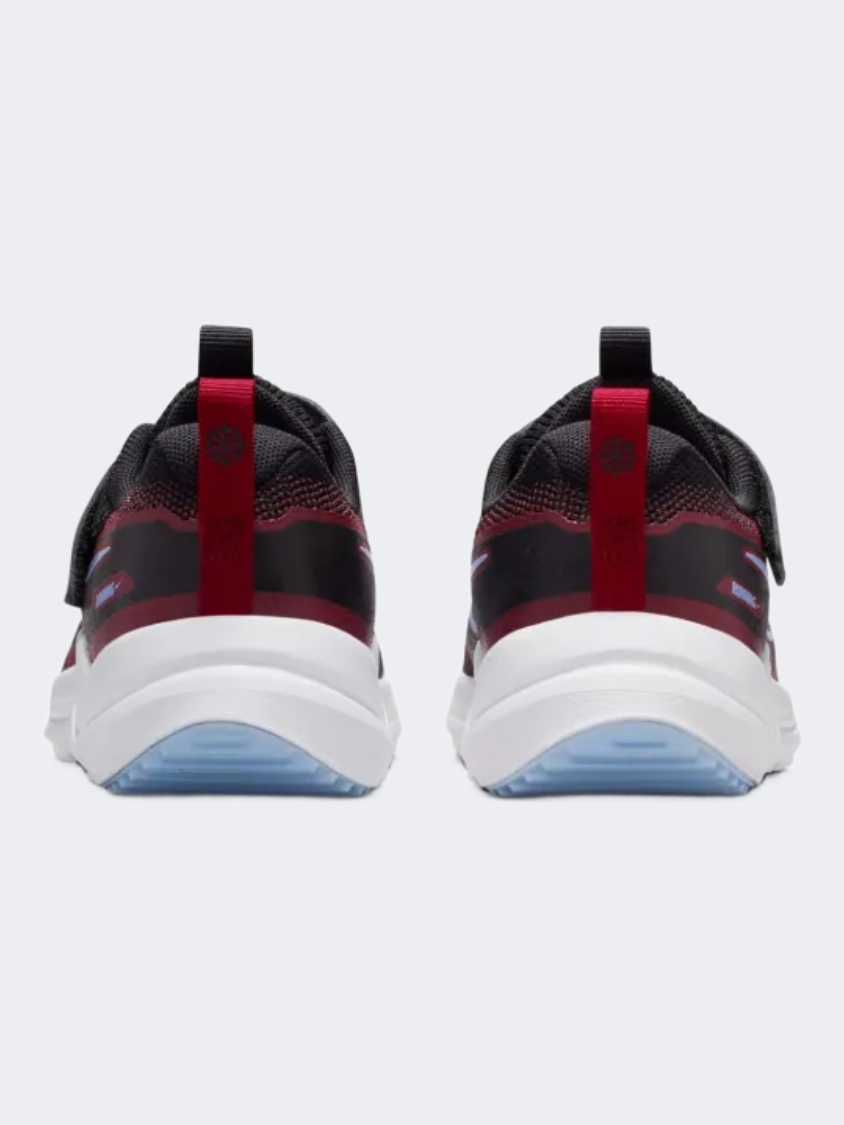 حذاء نايك كوزميك رانر Ps للأولاد للجري باللون الأسود