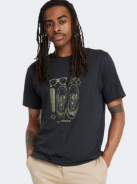 تي شيرت لايف ستايل رجالي نيو بالانس إيسينشالز جرافيك أسود