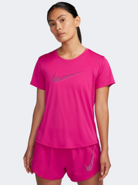 قميص جري نسائي Nike Swoosh باللون توت النار