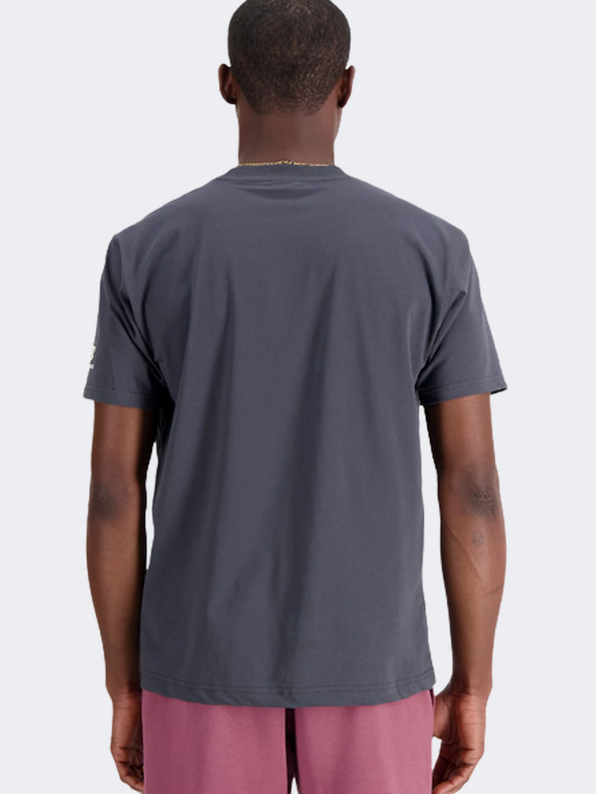New Balance Essential Varsity Graphic Men Lifestyle T-Shirt Blacktop