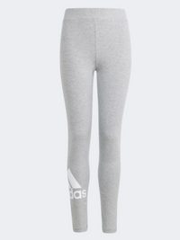 بنطال ضيق ملابس رياضية للبنات من Adidas Essentials بشعار كبير لون رمادي ميلانج/أبيض
