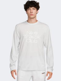 قميص جري بأكمام طويلة رجالي Nike Track Club باللون غبار الفوتون/أبيض